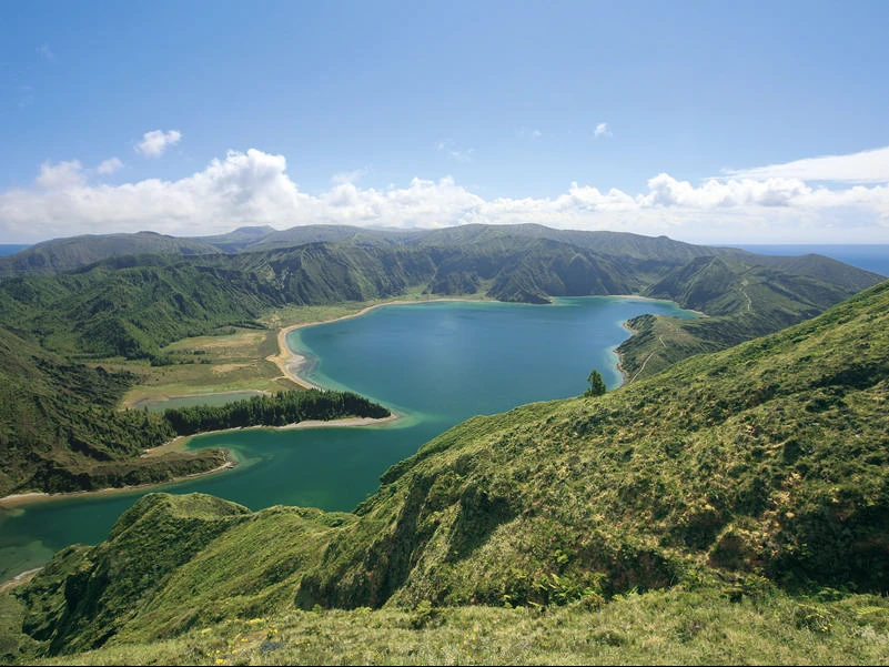 See Lagoa do Fogo
